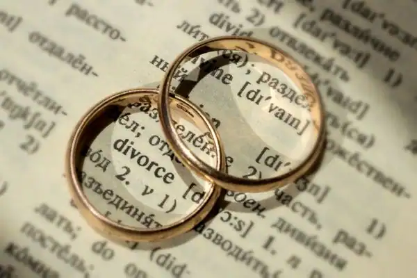 Image of rings removed before divorce mediation Peacehaven